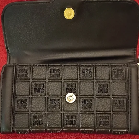 NWT🎁FREE GIFT INCLUDED🎁Steve Madden Black Wristlet with Gold Brand Logo - Picture 6 of 16